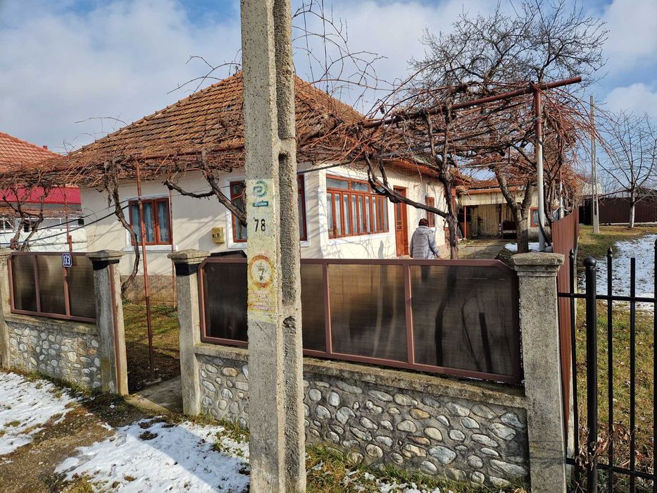Casa de vanzare in statiune turistica + teren