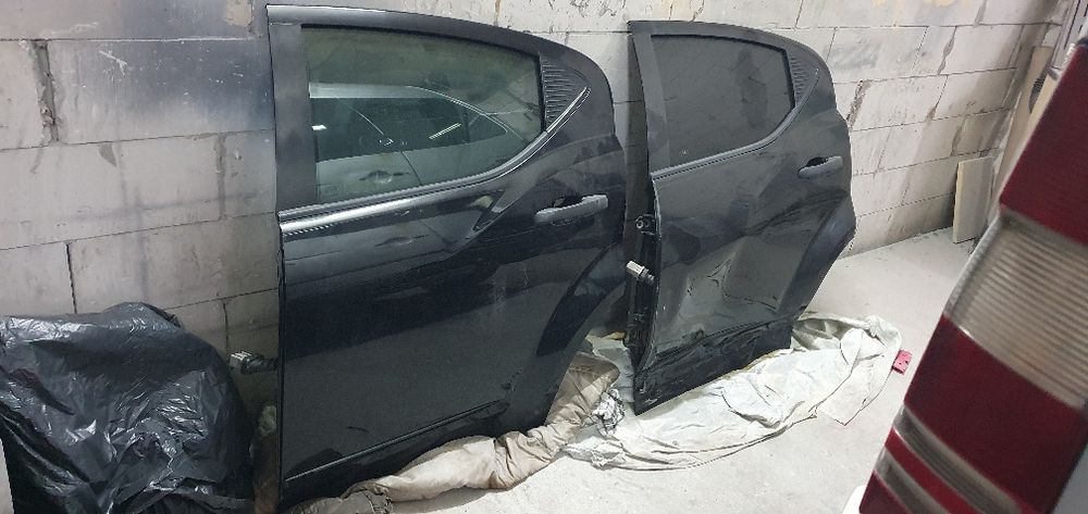Usa stânga față si stânga spate Dodge Avenger