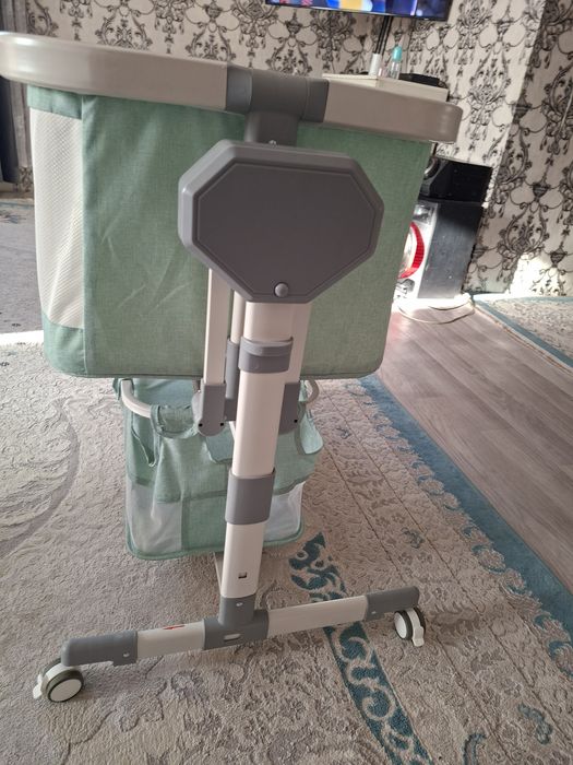 Продается манеж-шезлонг электронный.