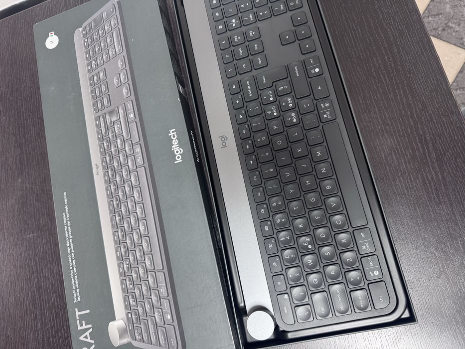 Vand tastatura noua logitech craft advance