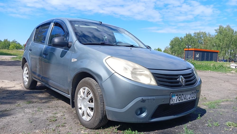 Продам Рено Сандеро 2012г 1.6л