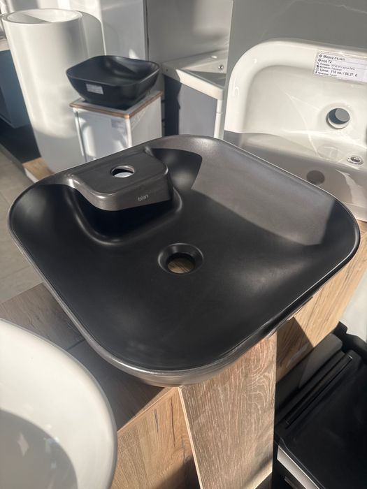 Черна минка Ивон