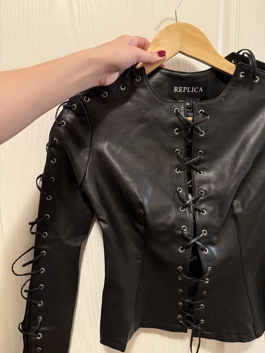 Дамски  кожен топ с етикет