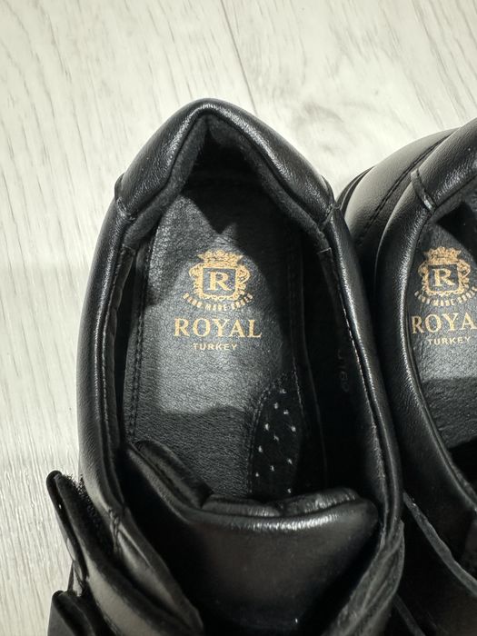 Продам новые туфли на мальчика