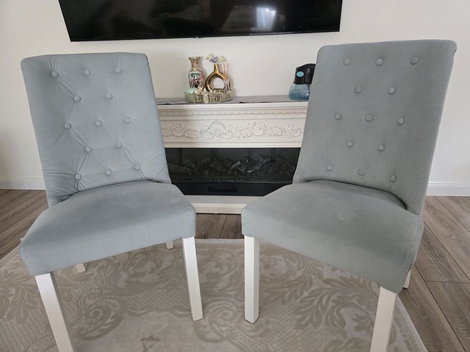 Vând  scaune din lemn masiv