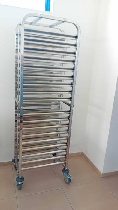 Колички за гастро контейнери и подноси