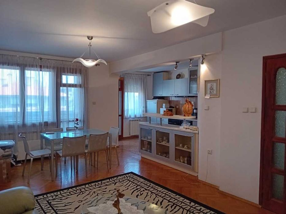 Дава се под наем Тристаен апартамент в София, Банишора - 130 кв.м за 700 € - Снимка #2