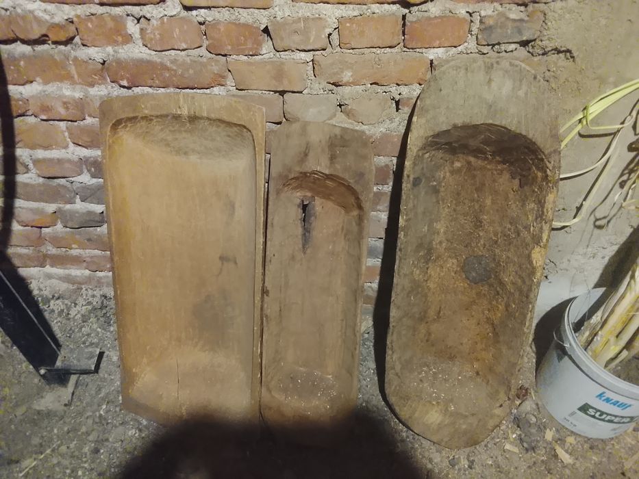 Три  броя много стари дървени корита