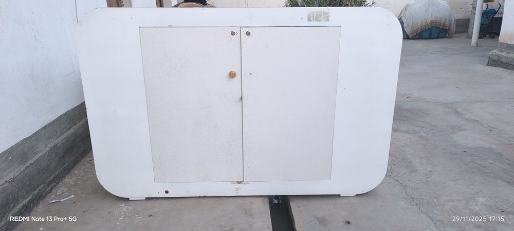 Sotuvchilar uchun telefon va boshqa aksesuvarlar qoʻyish uchun vitrina