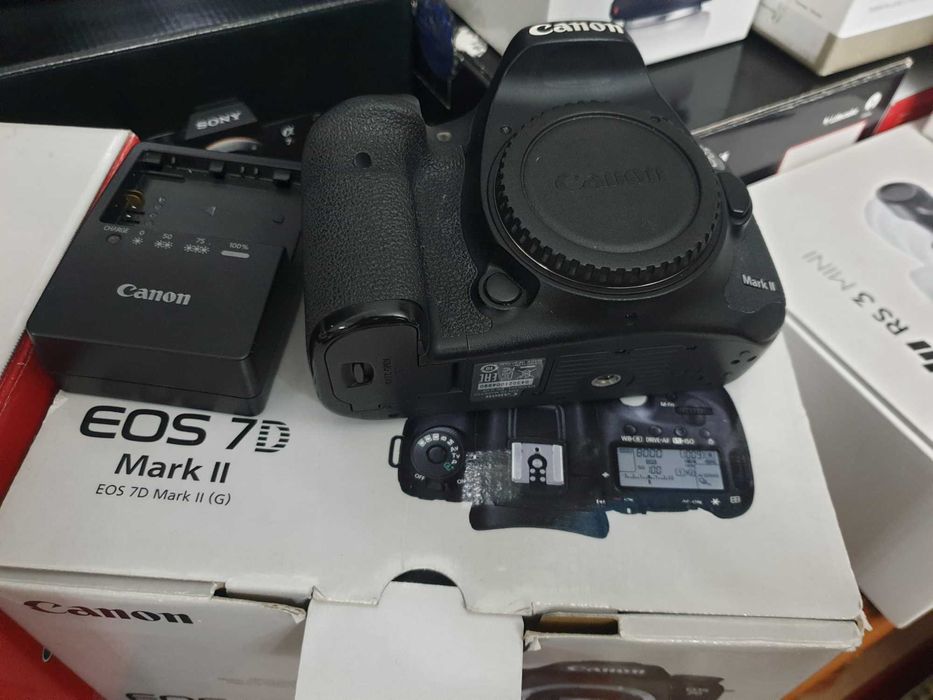 Кенон 7д марк2 в идеале .В упаковке