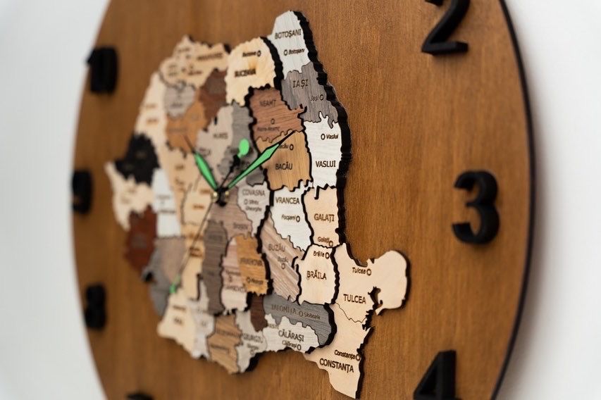 Ceas cu harta României