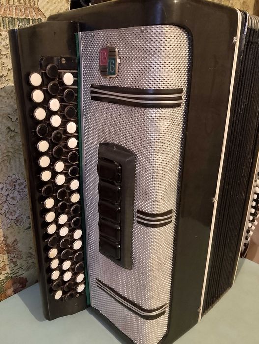 Продам баян Тембр.