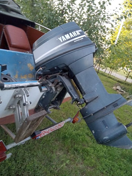 Barcă cu motor și peridoc