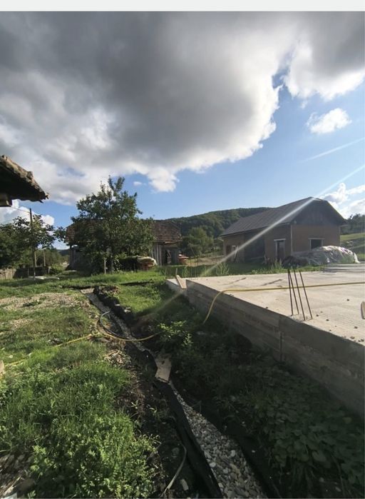 Casa la tara cu 7700 mp si Izvor