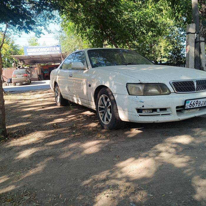 Машина Nissan laurel