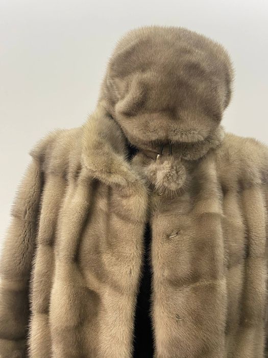 Норковая шубка серая возможна покупка с шапкой в цвет.Трансформер