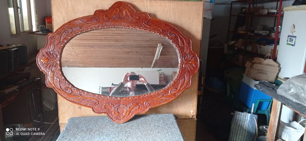 Vând oglinda cu rama de lemn făcută manual