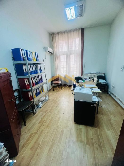 Apartament (pretabil pentru Birou ,Cabinet etc.) de vanzare in centru.