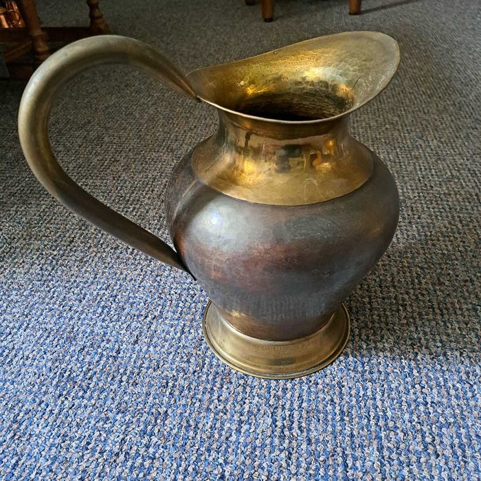 Vand doua carafe mari din alama si cupru .Trimit ramburs