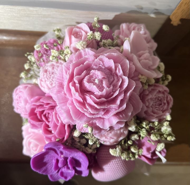 Подарък кутия или чантичка с цветя от соев восък