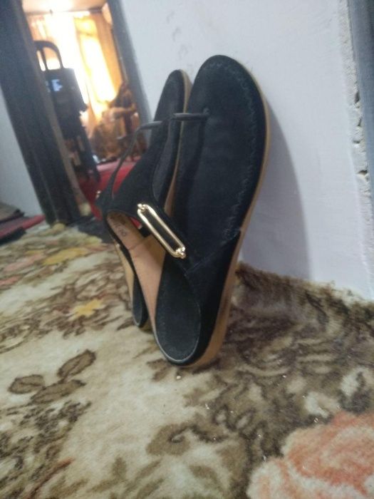 Продаются босоножки замшевые женские черного цвета