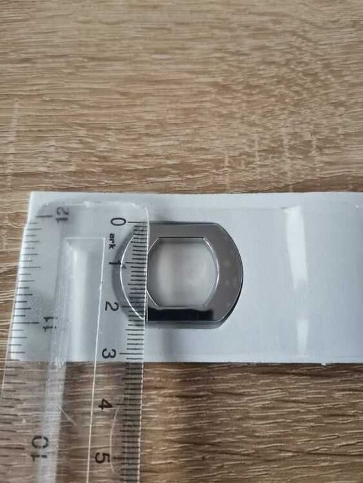 сребрист надпис Mitsubishi OUTLANDER