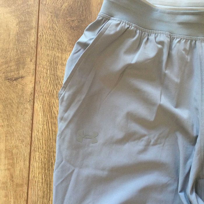 НОВО сиво вталено тънко долнище анцуг UNDER ARMOUR размер L от САЩ