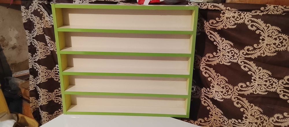 Полки для лаков и маникюра