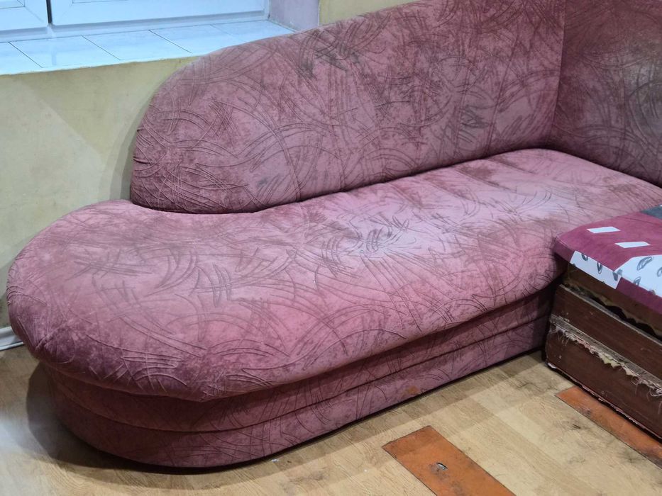Подарявам масивен ъглов диван-спалня.Град Ямбл.