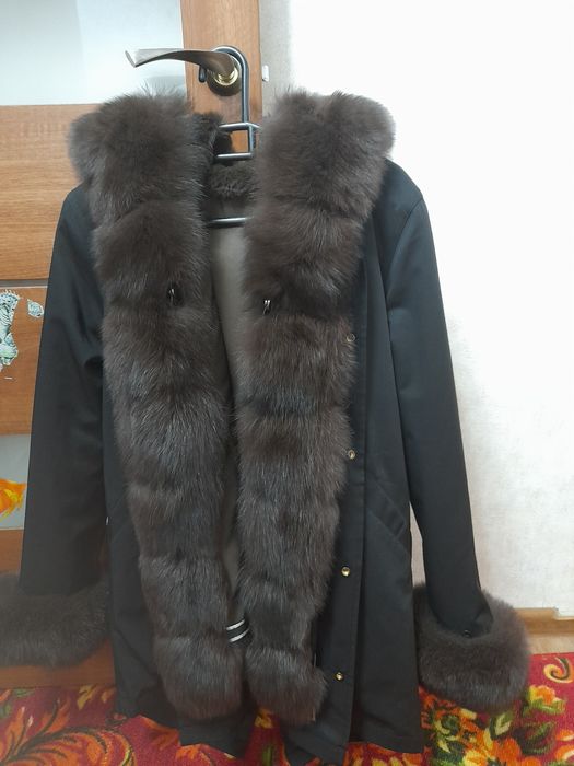 Продам парку,новая 46-48 размер.Натуральный мех,очень теплая,богота см