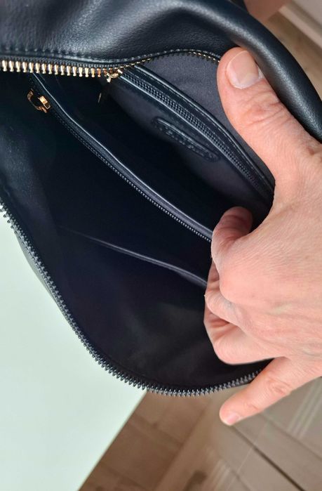 Дамска черна чанта със златист елемент