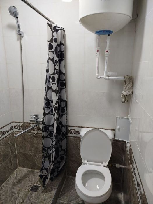 Farg'ona shahar frunzenskiy massivda 1 xonalik kvartira 2 xona qilin