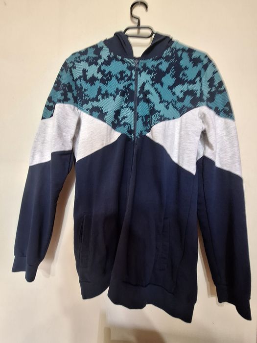 Стилен мъжки сиучер с цип и качулка Продава се СЕГА!!