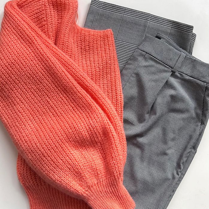 Блуза в прасковен корал и панталон Club Monaco със широки крачоли