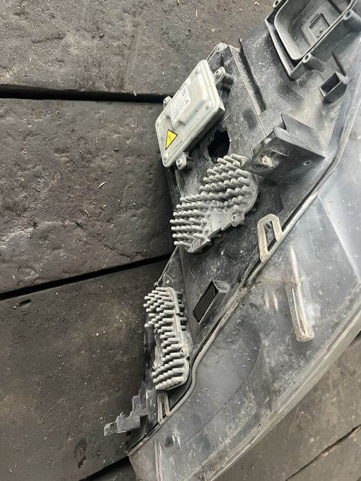 Far xenon dreapta cu sticla sparta bmw e70 2012 complet