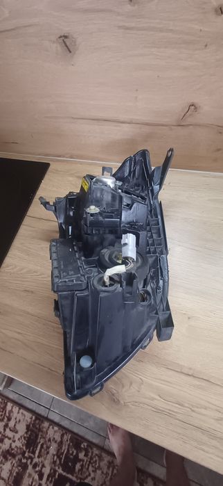 Ляв фар за Тойота Авенсис 2004г