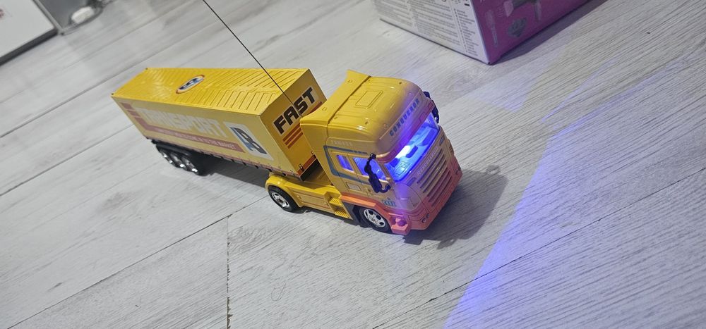 Camion cu remorca si feon de jucărie Braun