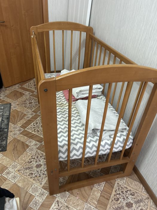 Детская кроватка, деревянная