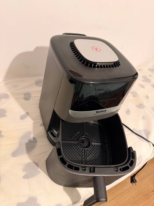 Tefal Easy Fry Silence model cu referința EY551HEO, care funcționează la o putere de 1400-1670W