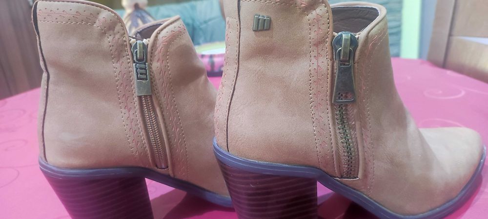 Боти в цвят карамел