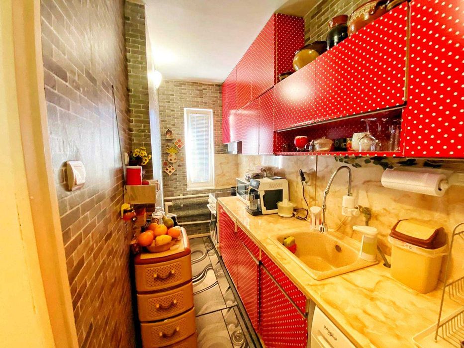 Имот Корект продава Партер, Първи етаж, Гараж, 1/2 таван, кв. Изток