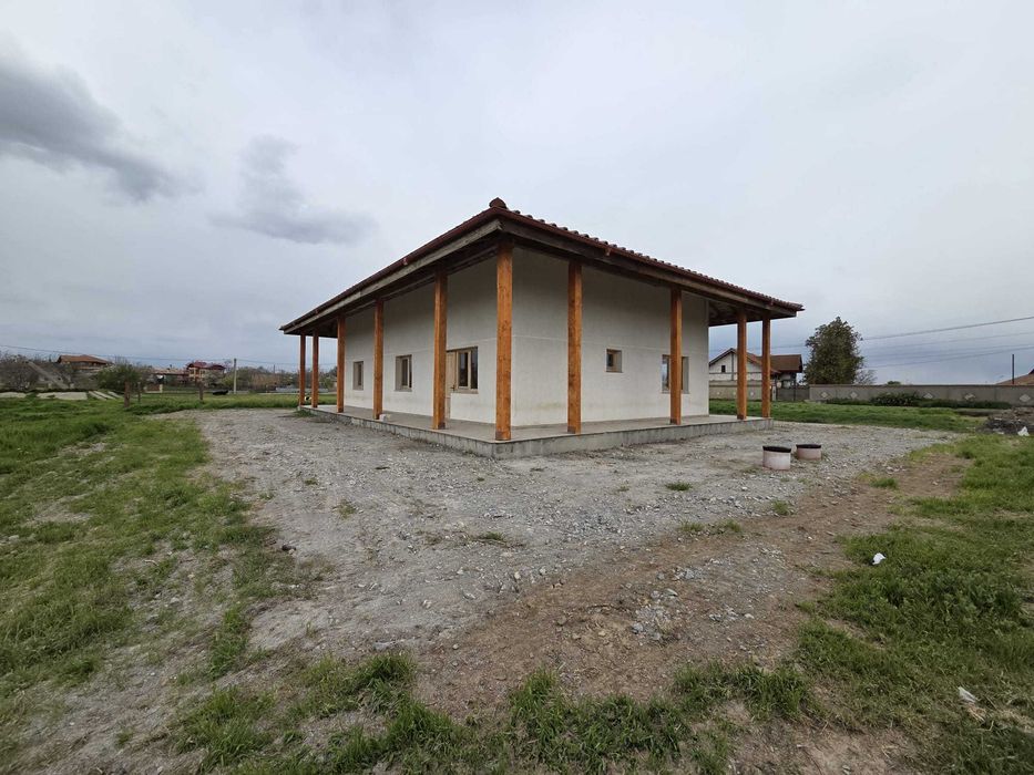 Casa noua 100 mp utili, in centru Agighiol, cu teren 1400 mp, apa, canalizare, racord electric trifazic (TVA deductibil integral !)