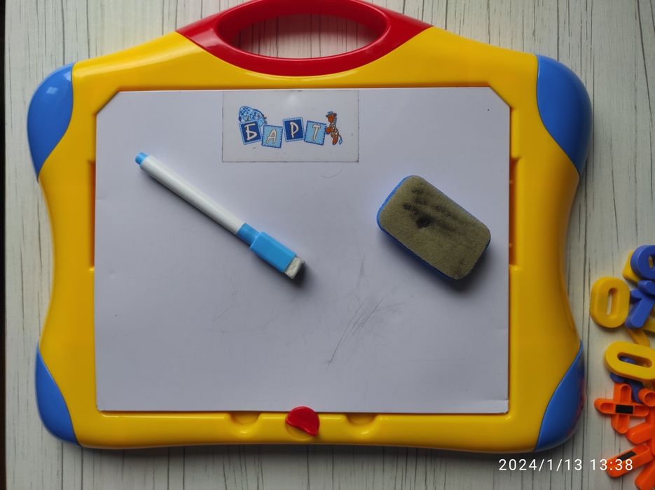 Куфарче с магнитни букви и цифри + магнитна дъска за рисуване