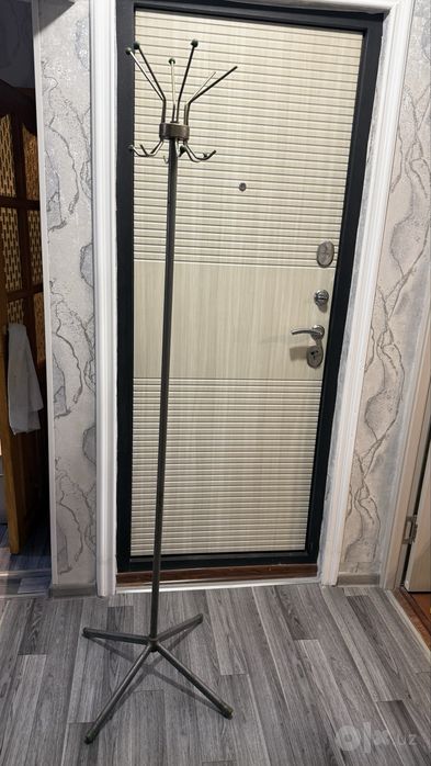 Вешалка в прихожую для верхней одежды