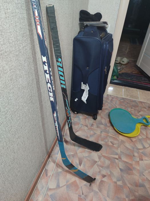 Продам клюшки  хоккейные.