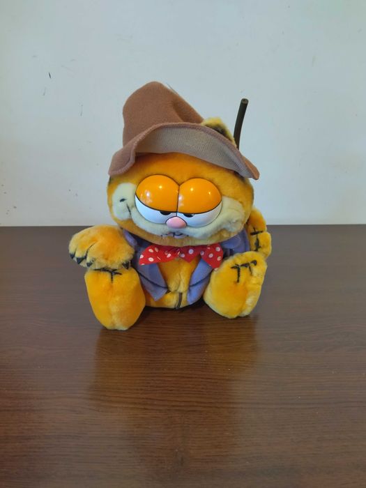 Продавам плюшена играчка GARFIELD Hobo