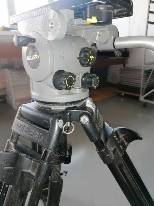 Trepied profesional Miller din fibră de carbon