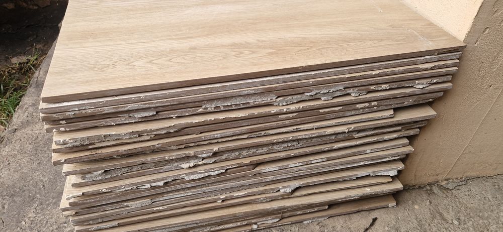 Gresie de vanzare 10 mp toata costa 100 lei