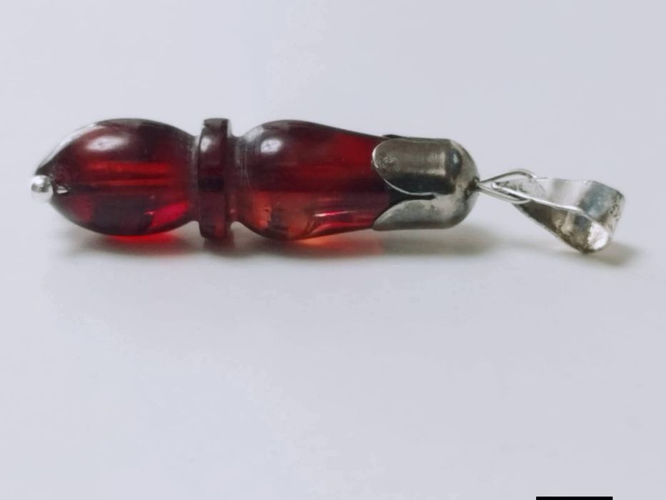 Vechi pandantiv din argint de 925 cu chihlimbar natural presat, cu nuante de cherry rosu