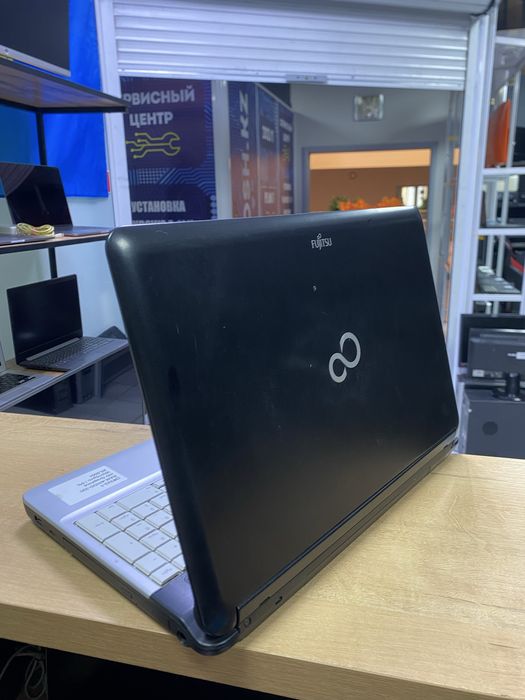 Ноутбук Fujitsu core i3-1 /RAM4/HDD320/HD Graphics Win10Pro